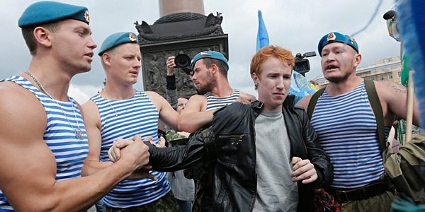 Десантники пообещали не бить геев в День ВДВ